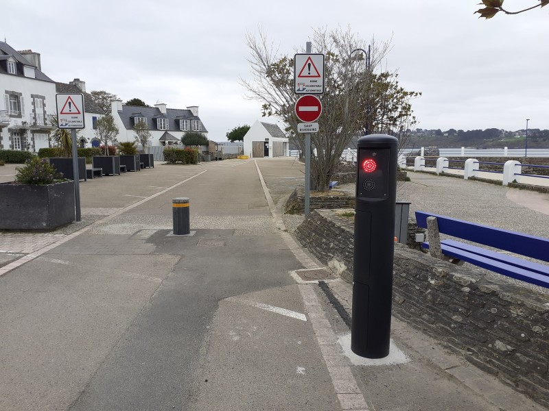 Des bornes escamotables automatiques en bord de mer