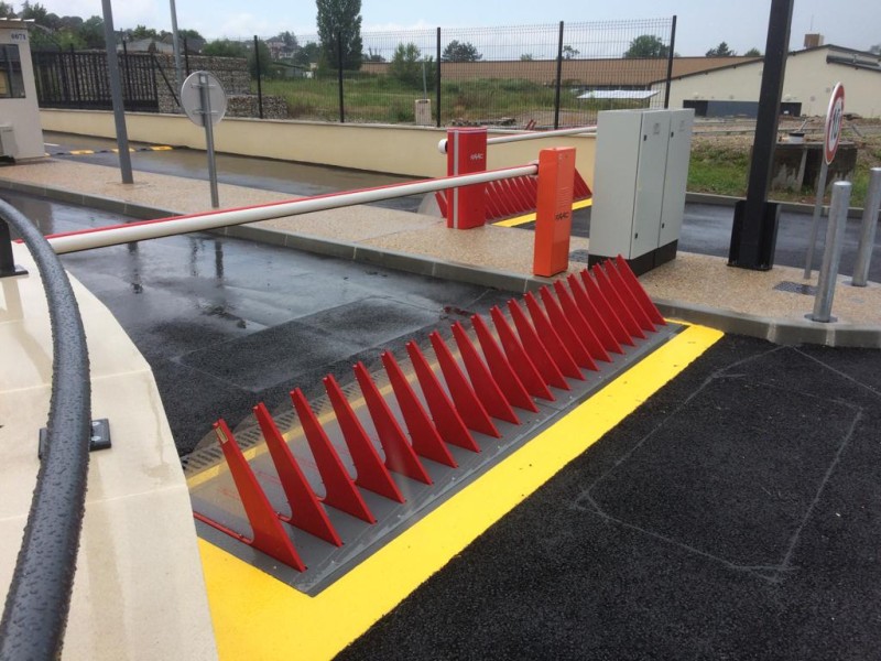 Installation d'une barrière levante et d'une herse au sol